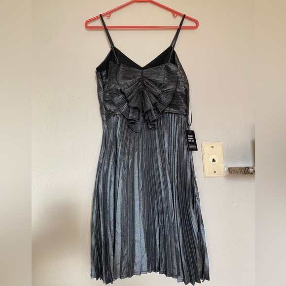 - NWT EXPRESS Metallic Pleated Dress size XS - Picture 2 of 10
